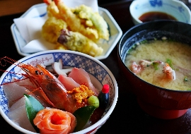 札幌ラーメン：濃厚な味噌スープともちもち麺が魅力